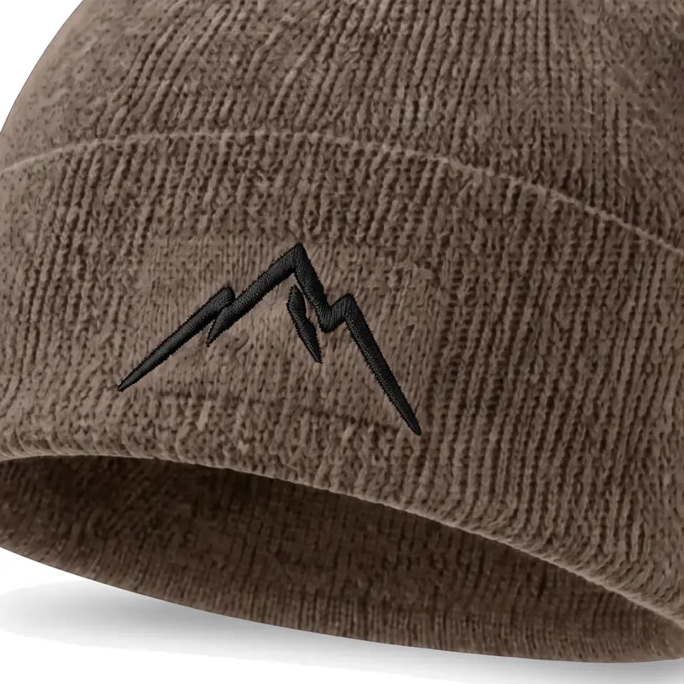 Col Rib beanie in Taupe: close-up of the cuff embroidery