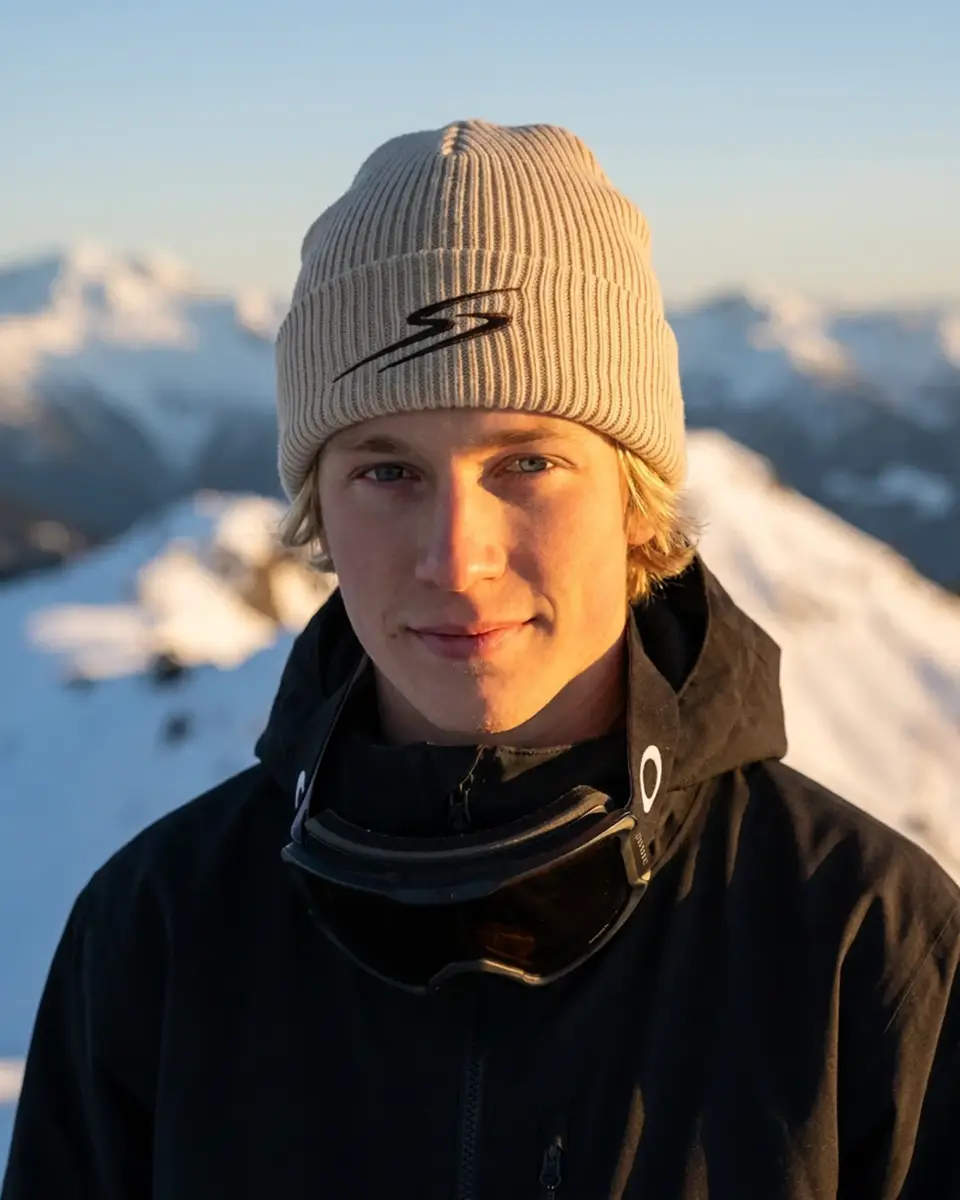 Snowboarder wearing the Drift beanie in Beige