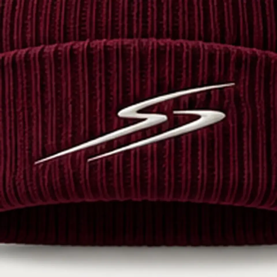 Drift beanie in Bordeaux: close-up of the cuff embroidery
