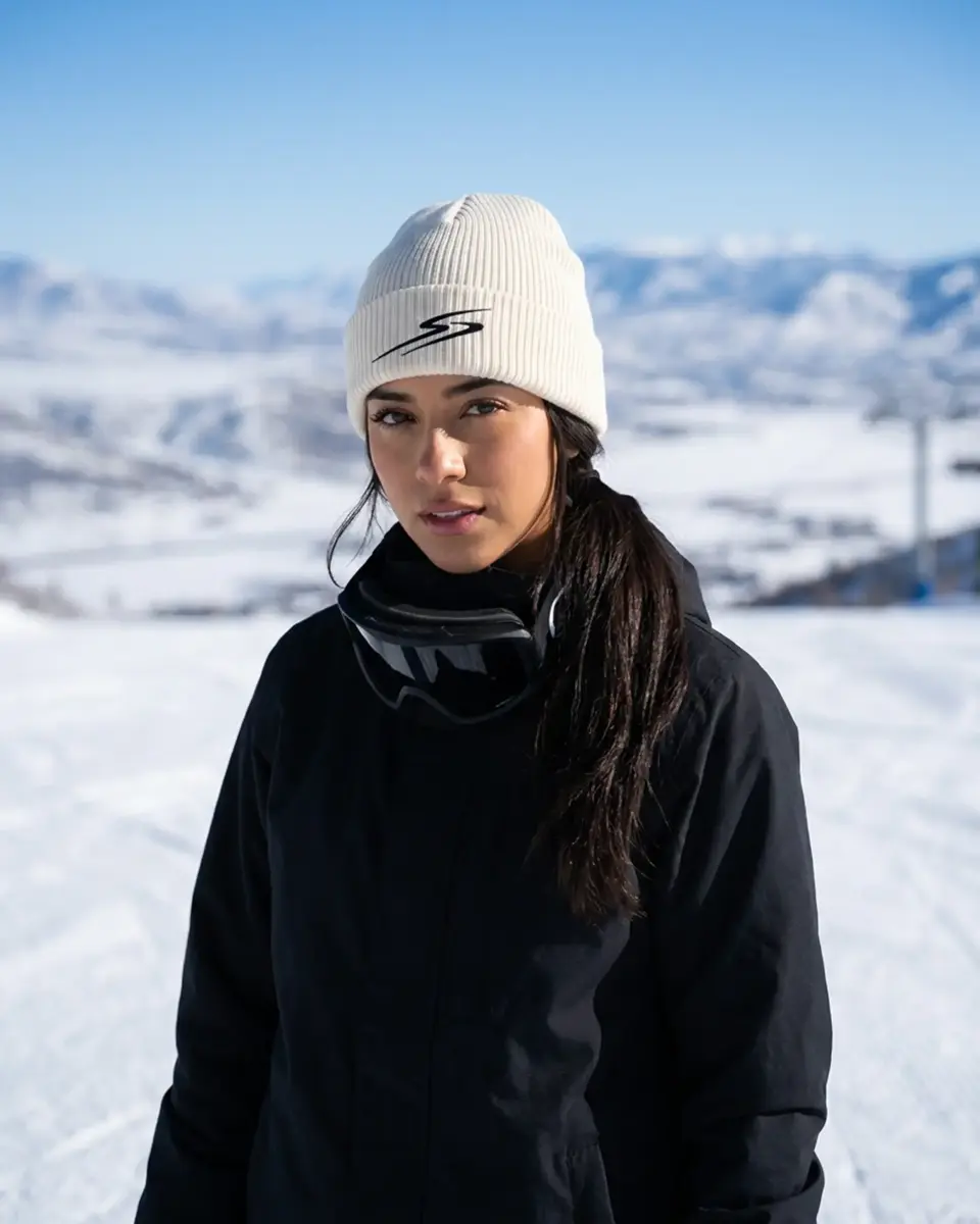 Snowboarder wearing the Drift beanie in Ivory