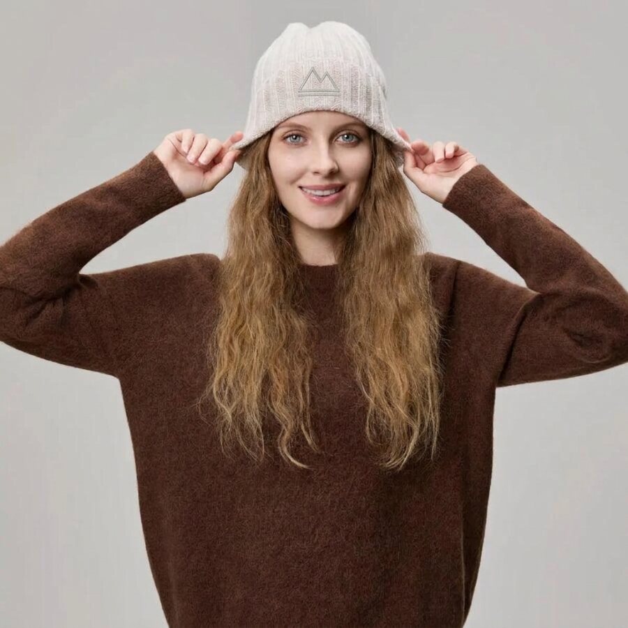 Model in the Atelier merino-cashmere beanie